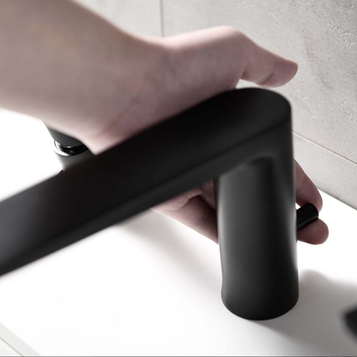 Hand operating modern black bathtub faucet diverter